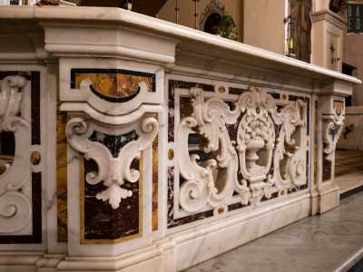 ...anticipato da una balaustra: opere del 1770 dello scultore Vincenzo Pannone